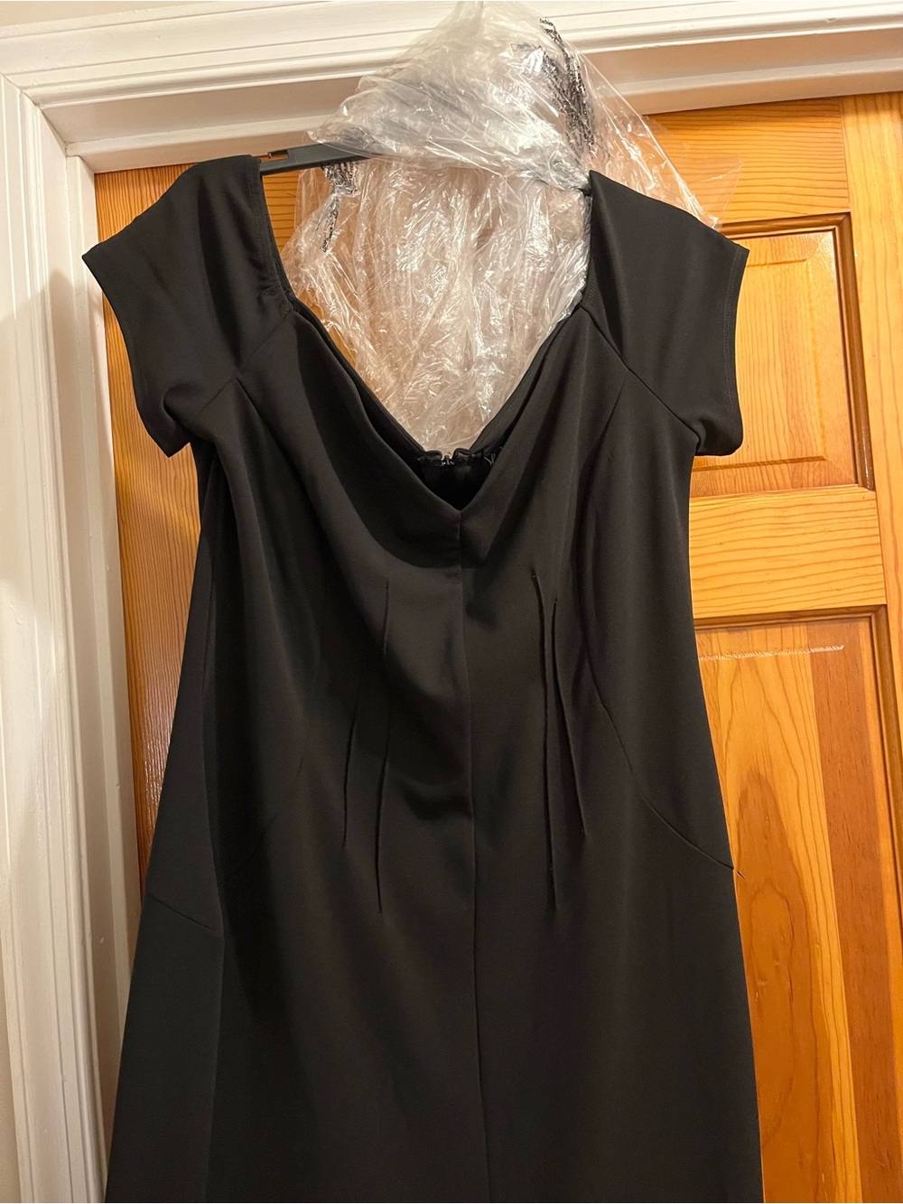 Classic Black Cap-Sleeve Dress - Elegant Evening Wear